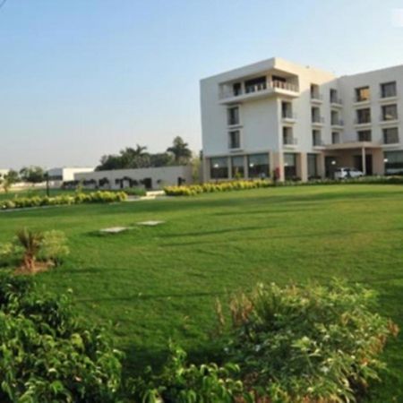 Krsna Lila By The Blues Hotel Sānand Exterior photo