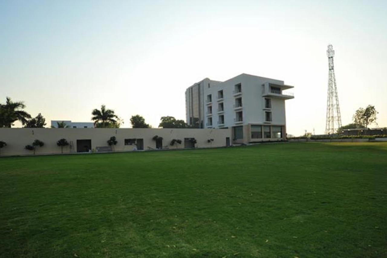 Krsna Lila By The Blues Hotel Sānand Exterior photo