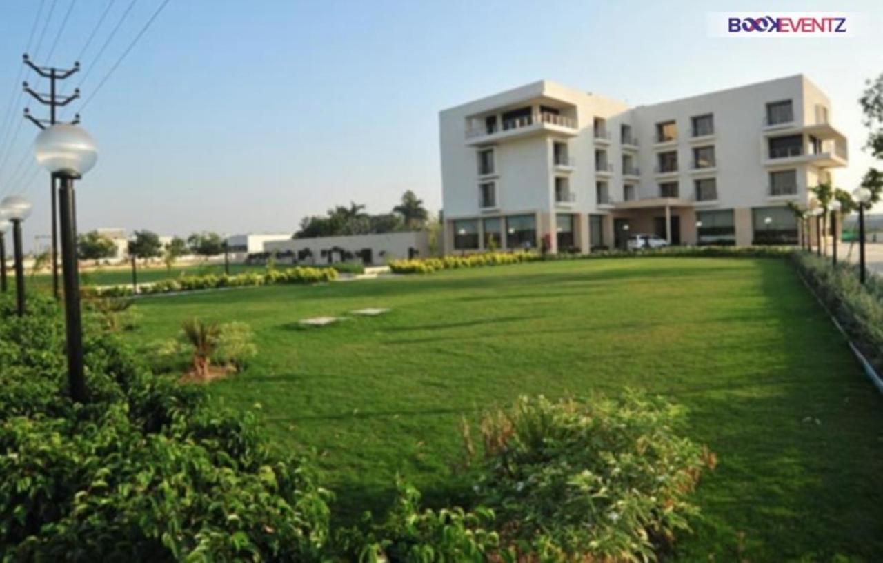 Krsna Lila By The Blues Hotel Sānand Exterior photo
