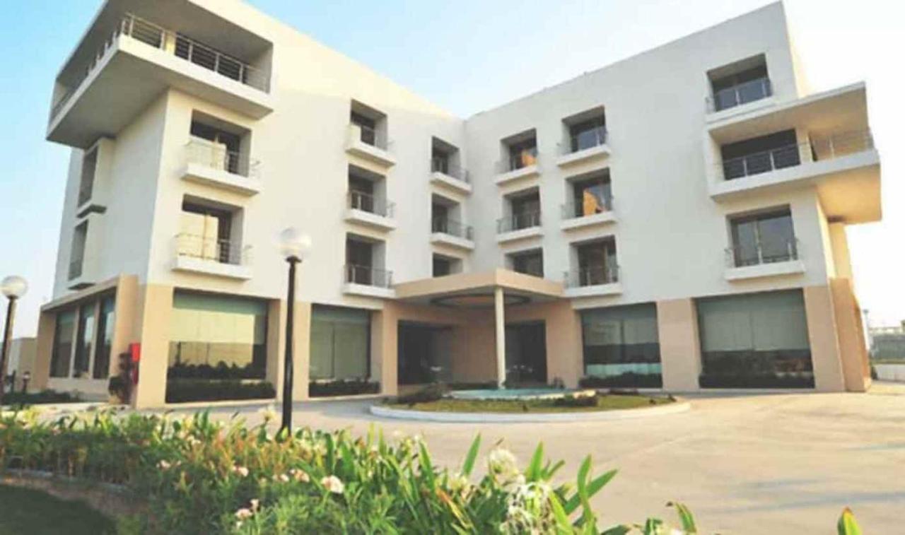Krsna Lila By The Blues Hotel Sānand Exterior photo